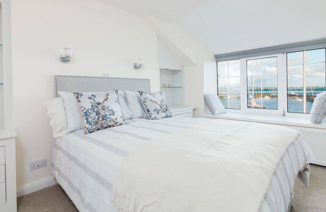 Quay Cottage - a holiday cottage that sleeps 4 guests in 2 bedrooms