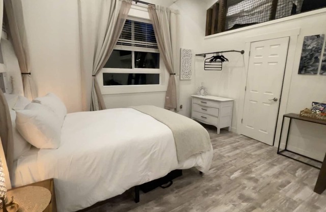 Queen Suite with 2 twins, pets welcome!