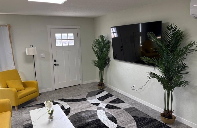 Quick Escape 2 Bedrooms n Lingle, Wy! with free Wifi & Parking