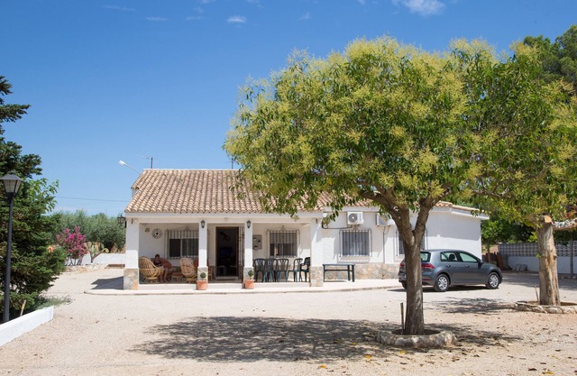Quiet, 4 bedroom private villa, air-con and large pool in Ontinyent, Valencia.