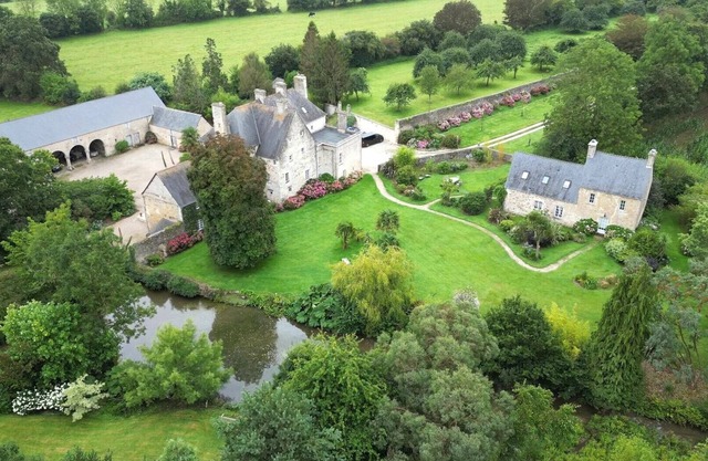 Quiet 4-star cottage on 2.5ha grounds 15km from the sea.
