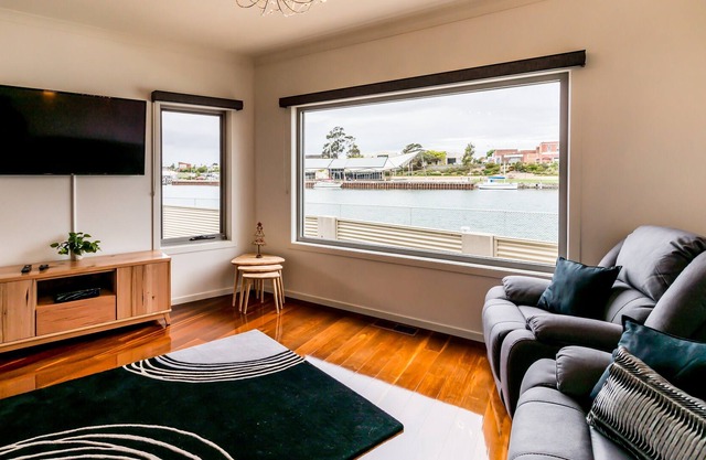 Quiet and relaxing house overlooking the Leven River and wharf