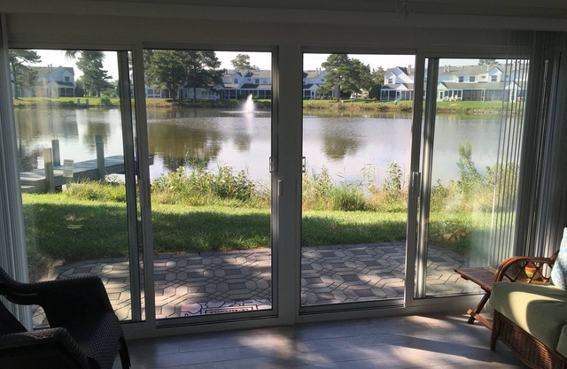 Quiet and Relaxing End Unit Townhouse with Lakefront View