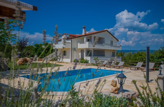 Quiet and Spacius Family Villa, Heated Pool, Big Yard – Near Makarska & Split