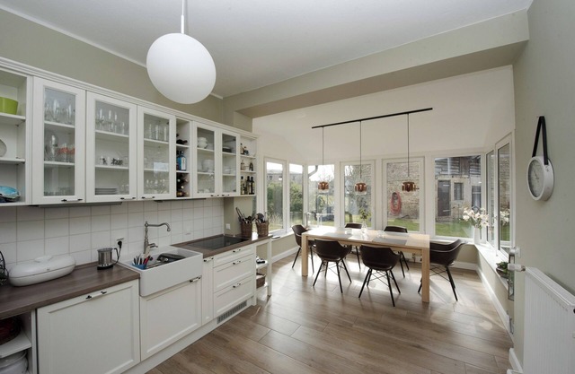 Quiet and stylish vacation idyll: semi-detached house with pool and fireplace, 800 m to the lake