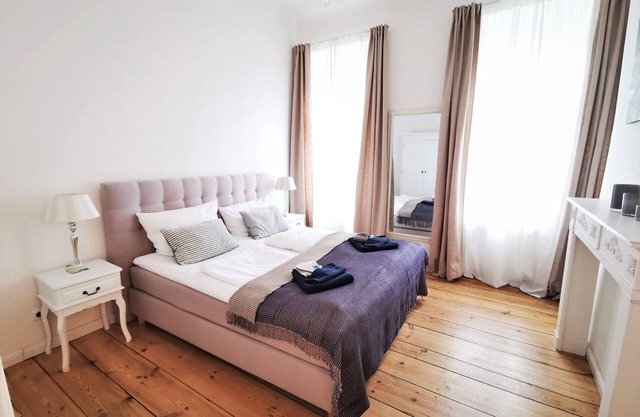 Quiet apartment near to Schloss Charlottenburg, Boxspring Beds, 2 BR with Extras