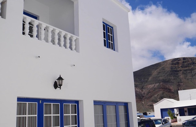 Quiet. bright ground floor apartment in a restored fisherman's house 100 meters from the sea