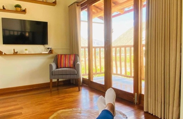 QUIET BUNGALOW WITH CREEK AND MOUNTAIN VIEW