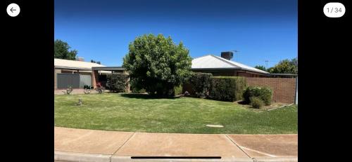 Quiet court easy stroll shops 500 metres from Centro