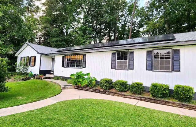 Quiet, cozy home with convenient access to all of Tallahassee!