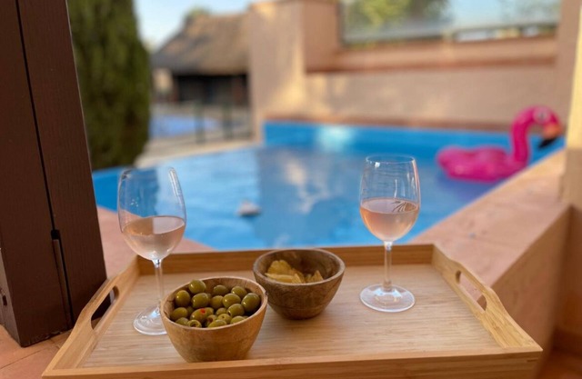 Quiet, functional, fully-equipped new apartment, swimming pool, tennis court, golf resort