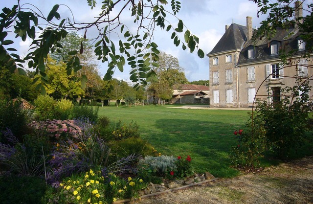 Quiet Gite In Château Grounds in Rural Charente, With Pool And Access To Park