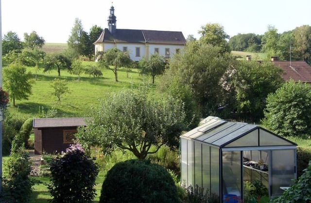 Quiet holiday apartment with a garden and a view towards the pilgrimage church