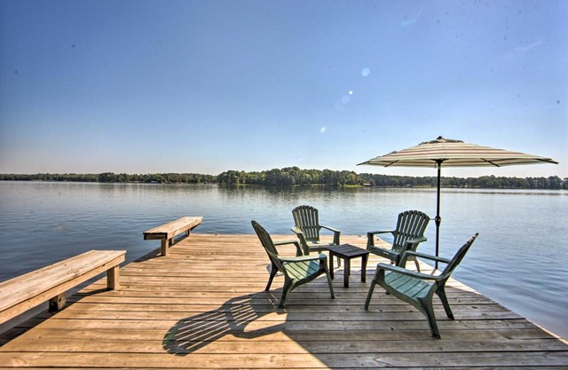 Quiet Home on Lake Hawkins with Kayaks and Dock!