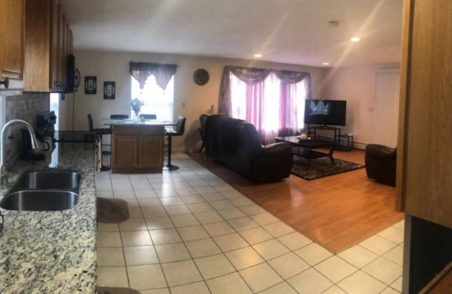 Quiet house mins away from the Airport and Hwy 93