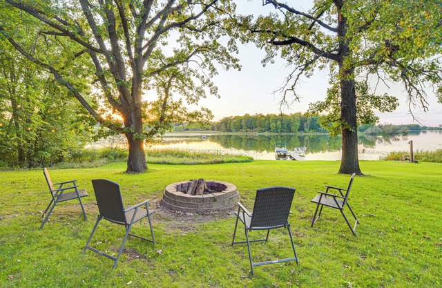 Quiet Lakeside Cabin: Patio & Stunning Views!