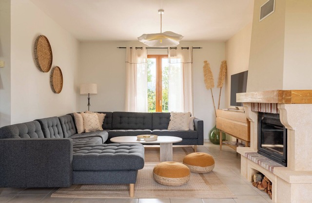 Quiet, modern family cocoon 1h30 from Paris. Sleeps 12, ideal for families