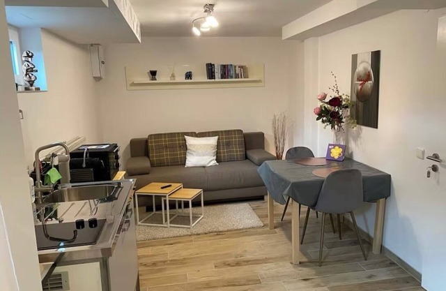 Quiet studio - charming & close to the city by bus