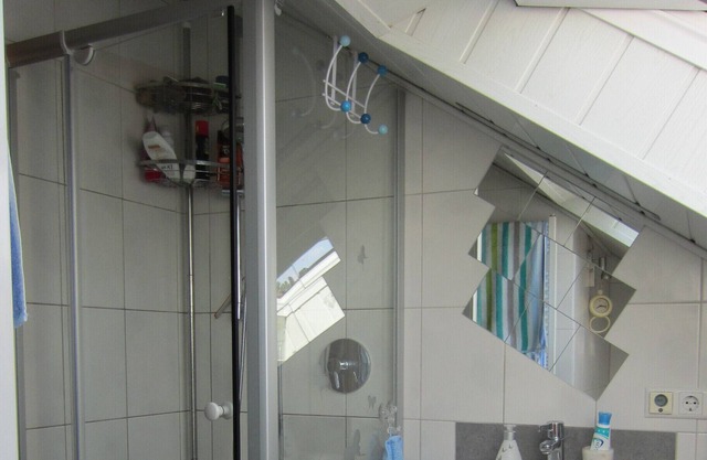 Quiet top floor apartment with 2 separate bedrooms