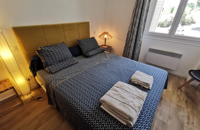 Quiet town center, sea view, private parking, 250 m from the beach