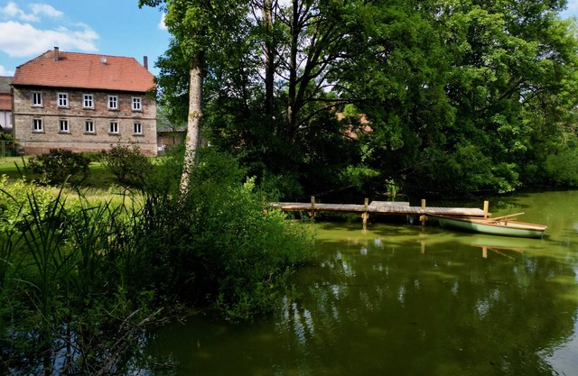 Quiet vacation apartment with wood-burning stove, sauna, garden & terrace on historic estate. Castle courtyard