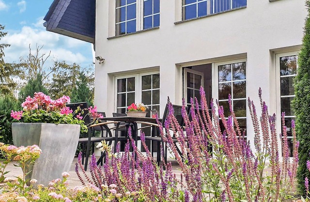 Quietly located, yet only a few minutes away from the vibrant life of Berlin, this very stylish, mod