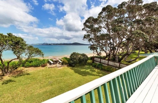 Quintessential Kiwi Bach right on the Beach !