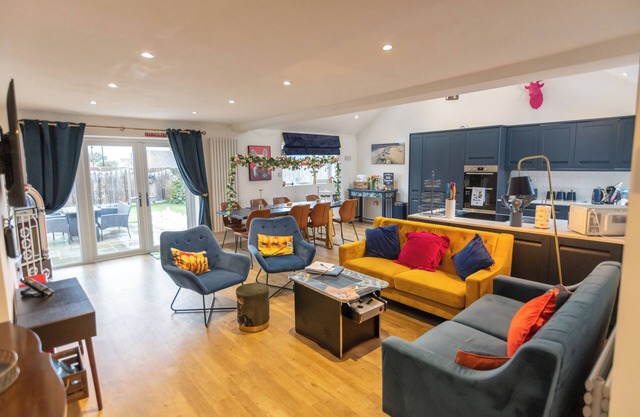 Quirky bungalow on coastal walk with distant sea views. Fully secure garden.