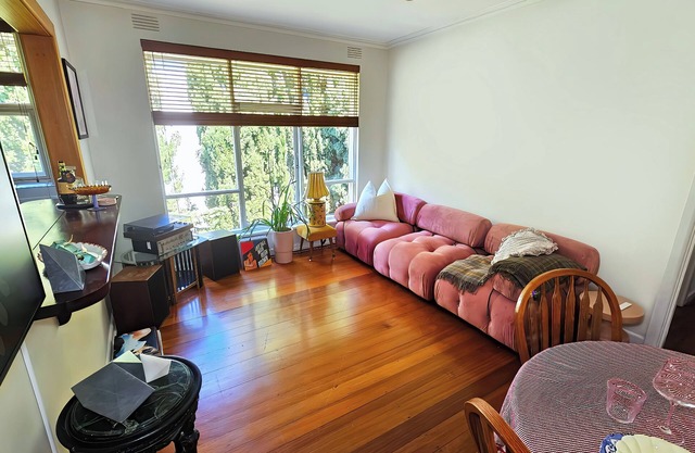Quirky, quiet, tree-nestled apartment in the heart if St Kilda