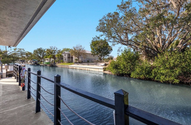 Quite Bonita Springs neighborhood near golf, beaches and hopping w/swim spa