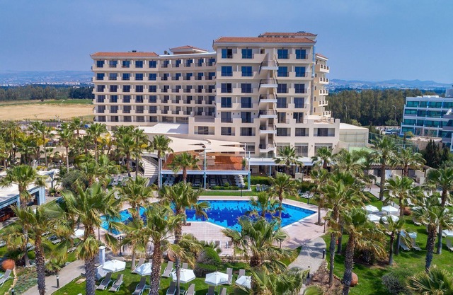 R 1140 Theo’s Standard Sea View With full Board, Private Balcony & Safe Deposit Box