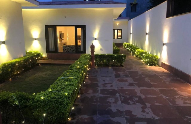 R Cottage Studio Apartments