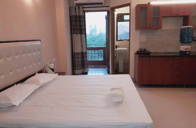 Radha Madhav Kunj-Enjoy Cool Happy Lifen