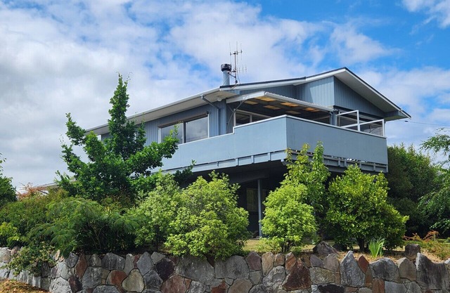 Rainbow Point Pad - Large elevated bach with lake and mountain views, Free Wi-Fi