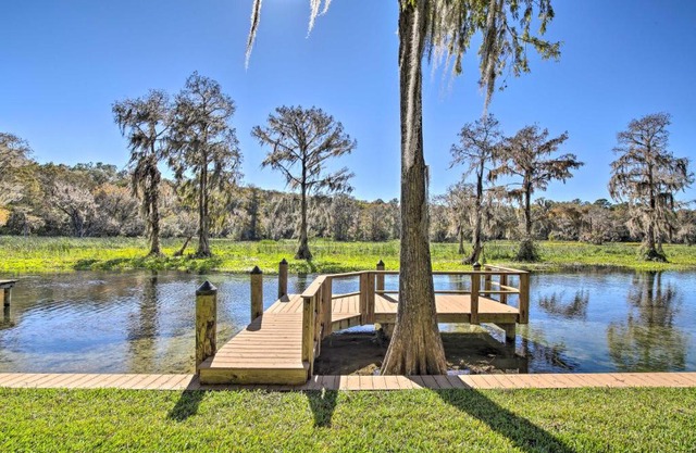 Rainbow River Oasis with Kayaks and Furnished Sunroom!