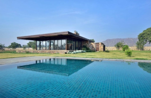 RajNikas Farm- Charming 2 BR Pet friendly Glass house farm with private pool