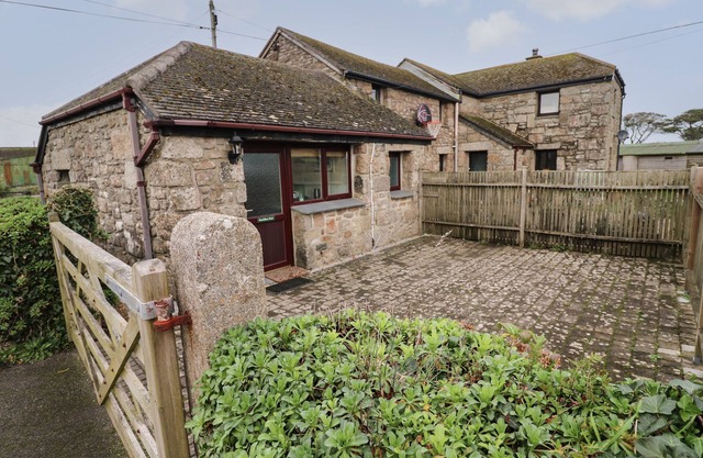 RAMBLERS REST, pet friendly, character holiday cottage in St Just