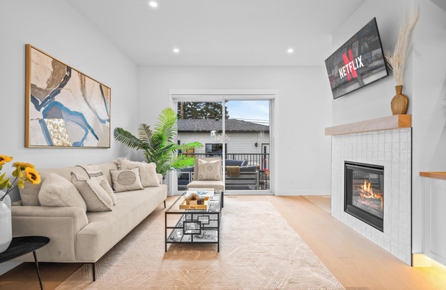 🏆 Rare $1M+ Luxe Central Home | 5BR Hot Tub Arcade Games Sleeps 16 💤