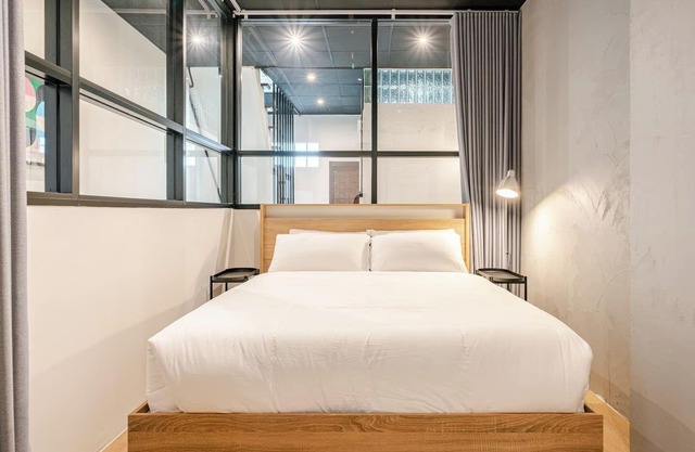 Rare Designer Townhouse Perfect for Groups | 8 mins to BTSn