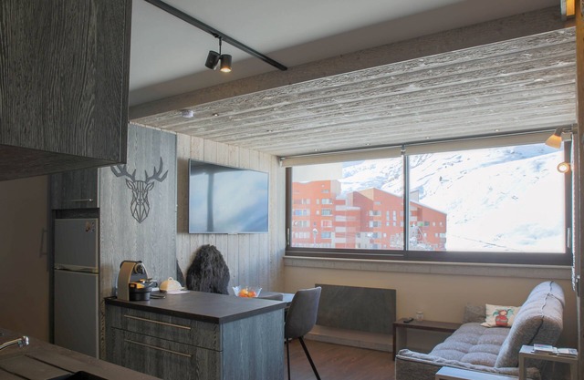 Rare in Les Menuires, beautifully renovated 3-room apartment with ski-in ski-out