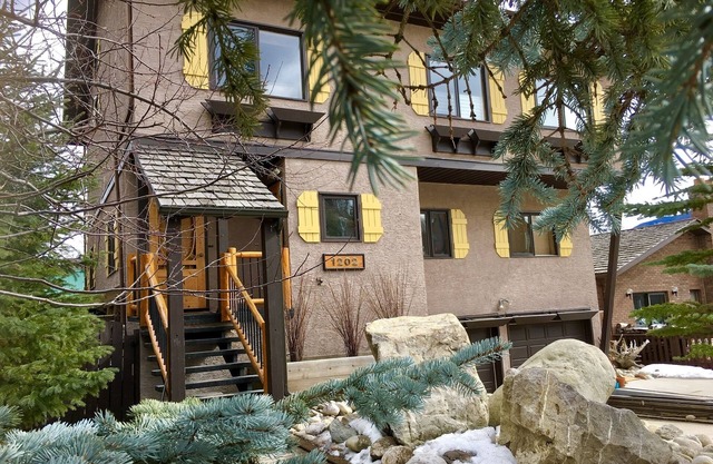 Rare main floor suite, with full kitchen and balcony mountain views.