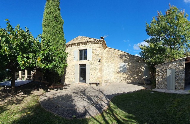 Rare product: Top-of-the-range Provencal farmhouse in the heart of the vineyards