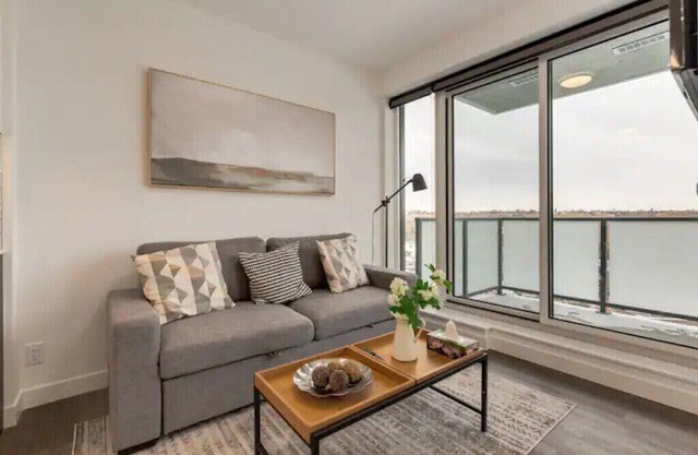 *Rare View* Amazing Condo in Trendy Kensington