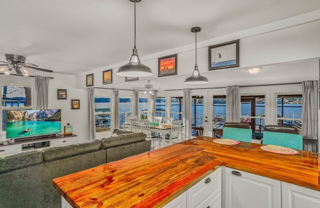 READY TO RELAX? Lake front house w/beautiful Sunsets on Lake Greenwood