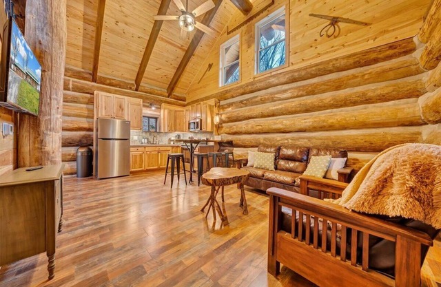 Real Log Cabin w/Trout Pond close to Mcaffee Knob, Dragons tooth, Tinker Cliffs