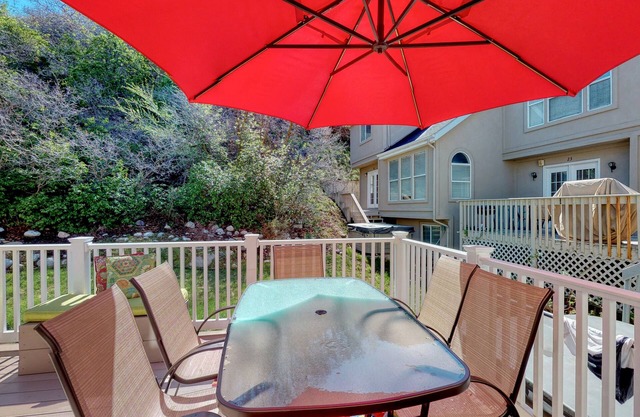 Recently updated townhome w/a private hot tub, deck, & wet bar - bus to slopes