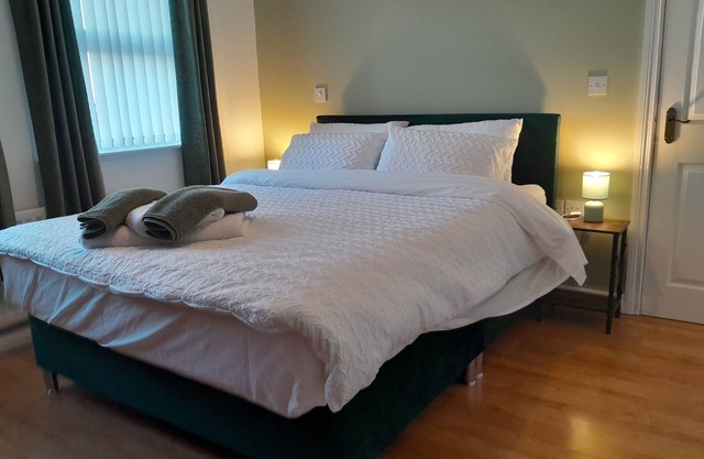 RecentlyRefurbished-Sleeps8-FreeParking