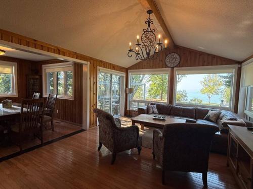 Red Brickhouse Lakefront Cottage