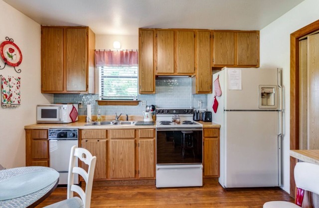 Red Bud Cottage - A peaceful getaway in the country yet close to the city