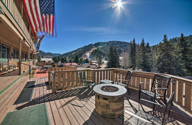 Red River Condo w/Fire Pit: 1/2 Mi to Slopes!